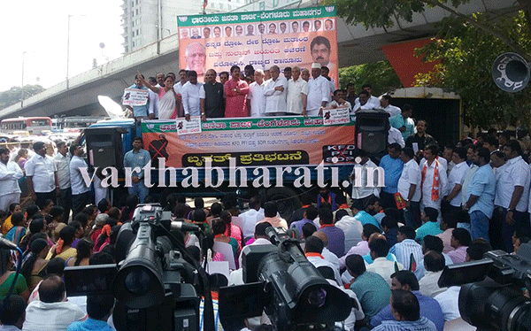 ಟಿಪ್ಪು ಜಯಂತಿ ವಿರುದ್ಧ ಹಾಗೂ ಪಿಎಫ್‌ಐ, ಎಸ್‌ಡಿಪಿಐ ನಿಷೇಧಕ್ಕೆ ಆಗ್ರಹಿಸಿ ಧರಣಿ