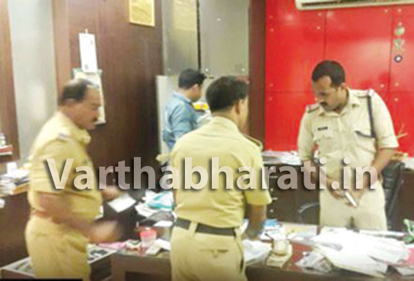 ಟ್ರಾವೆಲ್ ಏಜೆನ್ಸಿಗೆ ಪೊಲೀಸ್ ದಾಳಿ: ಹಲವು ನಕಲಿ ದಾಖಲೆಪತ್ರಗಳ ವಶ