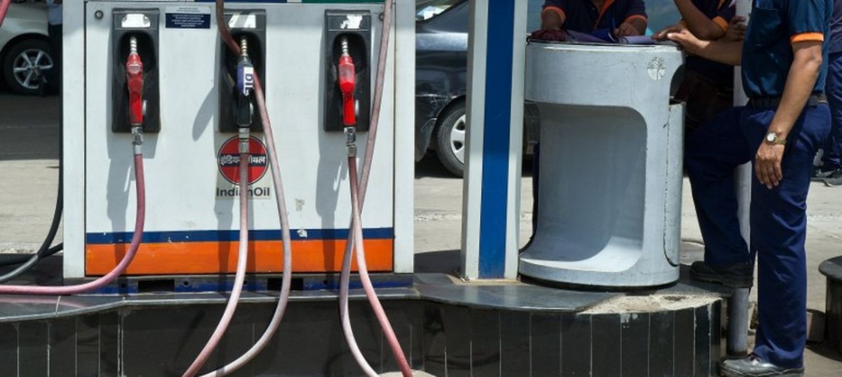 ಪೆಟ್ರೋಲ್ ಪಂಪ್‌ಗಳು ದೊಡ್ಡ ನೋಟು ನಿರಾಕರಿಸಿದರೆ ಟ್ವೀಟಿಸಿ: ಪ್ರಧಾನ್