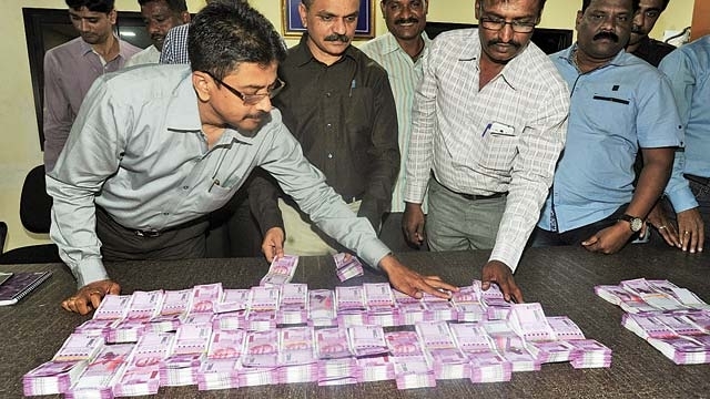 ಐಟಿ ಅಧಿಕಾರಿಗಳ ಮೇಲೆ ನಾಯಿ ಛೂ ಬಿಟ್ಟ ಅಜ್ಜಿ!