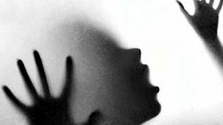 ಅಧ್ಯಾಪಕನಿಂದ ವಿದ್ಯಾರ್ಥಿನಿಯ ಅತ್ಯಾಚಾರ: ವಿಷಯ ಅಡಗಿಸಿಟ್ಟ ಮಹಿಳಾ ಪ್ರಾಂಶುಪಾಲೆಯ ಬಂಧನ