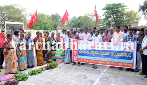 ಬೀದಿಬದಿ ವ್ಯಾಪಾರಸ್ಥರಿಂದ ಸಂಭ್ರಮಾಚರಣೆ