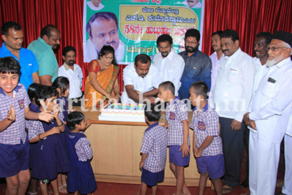 ಆಶಾ ನಿಲಯದಲ್ಲಿ ಕುಮಾರಸ್ವಾಮಿ ಹುಟ್ಟುಹಬ್ಬ