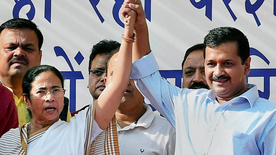 ಹಳೆಯ ನೋಟುಗಳ ಮೇಲೆ ರಾಜಕೀಯ ಪಕ್ಷಗಳಿಗೆ ತೆರಿಗೆ ವಿನಾಯಿತಿಗಾಗಿ ಮೋದಿ ವಿರುದ್ಧ ಮಮತಾ,ಕೇಜ್ರಿ ದಾಳಿ