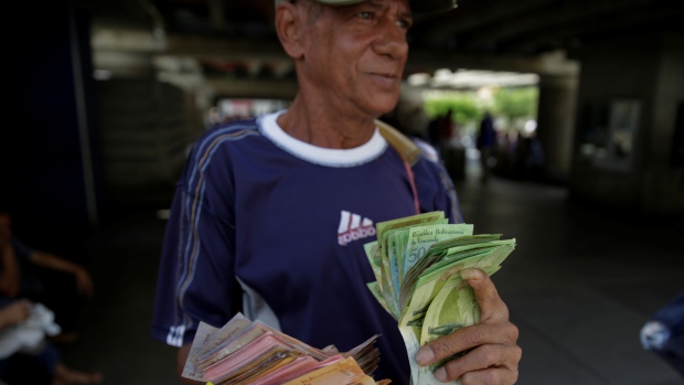 ವೆನೆಝುವೆಲದಲ್ಲಿ ತಿರುಗುಬಾಣವಾದ ನೋಟು ಅಮಾನ್ಯ : ಲೂಟಿ, ಪ್ರತಿಭಟನೆಗಿಳಿದ ಜನರು