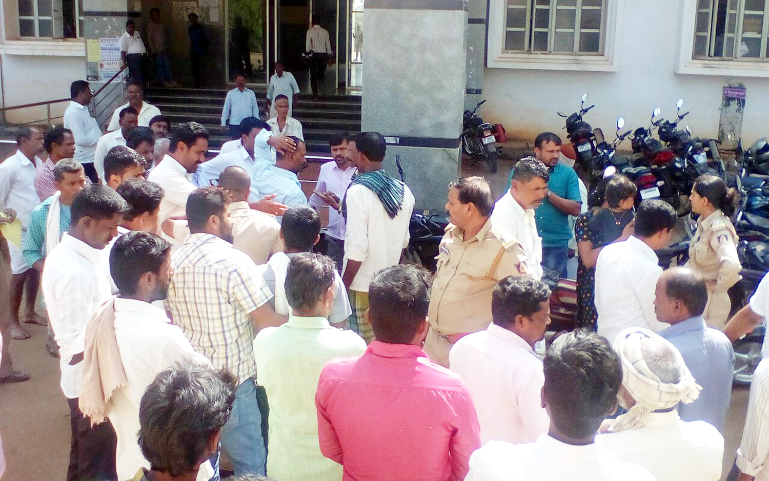 ​ಪತಿಯ ಕೃತ್ಯಕ್ಕೆ ಹೆಂಡತಿಯನ್ನು ಬಂಧಿಸಿದ ಅಬಕಾರಿ ಅಧಿಕಾರಿಗಳು