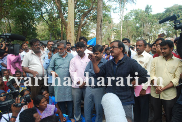 ದಿಡ್ಡಳ್ಳಿಯಲ್ಲಿ ಸಂಕಲ್ಪ ಸಭೆ :  ಅಧಿಕಾರಿಗಳ ವಿರುದ್ಧ ಅಸಮಾಧಾನ ಸ್ಫೋಟ