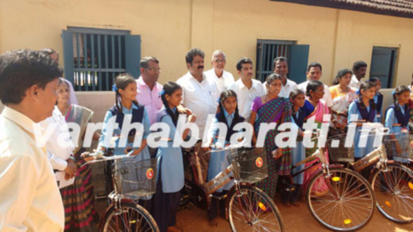 ಭಟ್ಕಳ: ಮಾವಿನಕುರ್ವೆ ಪ್ರೌಢಶಾಲೆಯಲ್ಲಿ ಸೈಕಲ್ ವಿತರಣೆ