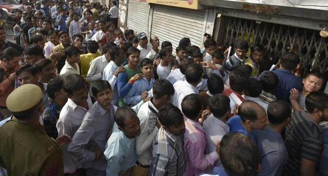 ಉ.ಪ್ರದೇಶ:ಹಣವಿಲ್ಲದ ಬ್ಯಾಂಕುಗಳ ಮೇಲೆ ದಾಳಿ