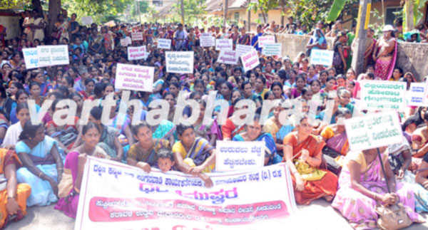 ಜಿಪಂ ಕಚೇರಿ ಮುಂದೆ ಅಂಗನವಾಡಿ ಕಾರ್ಯಕರ್ತೆಯರ ಧರಣಿ