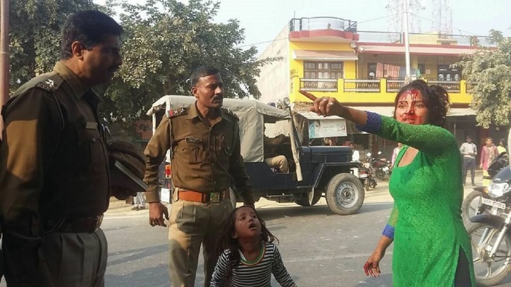 ಮೈಗೆ ಕೈ ಹಾಕಿದ್ದನ್ನು ಪ್ರಶ್ನಿಸಿದ್ದಕ್ಕೆ ಎಲ್ಲರೂ ಸೇರಿ ಮಹಿಳೆಗೇ ಬಾರಿಸಿದರು !