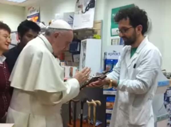 ಪಾದರಕ್ಷೆ ಖರೀದಿಸಲು ಅಂಗಡಿಗೆ ಭೇಟಿ ನೀಡಿದ ಪೋಪ್: ಸಾಮಾಜಿಕ ಮಾಧ್ಯಮಗಳಲ್ಲಿ ವೀಡಿಯೊ ವೈರಲ್