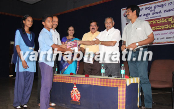 ಆಳ್ವಾಸ್‌ನಿಂದ ಪ್ರೌಢಶಾಲೆಗಳ ವಿದ್ಯಾರ್ಥಿಗಳಿಗೆ ಮಾರ್ಗದರ್ಶಿ ಕೈಪಿಡಿ ವಿತರಣೆ