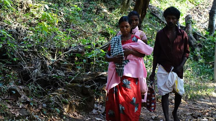 ಜ್ವರಪೀಡಿತ ತನ್ನ 11 ದಿವಸದ ಹಸುಗೂಸನ್ನು ಎತ್ತಿಕೊಂಡು 4 ಕಿ.ಮೀ. ನಡೆದ ಬಾಣಂತಿ !