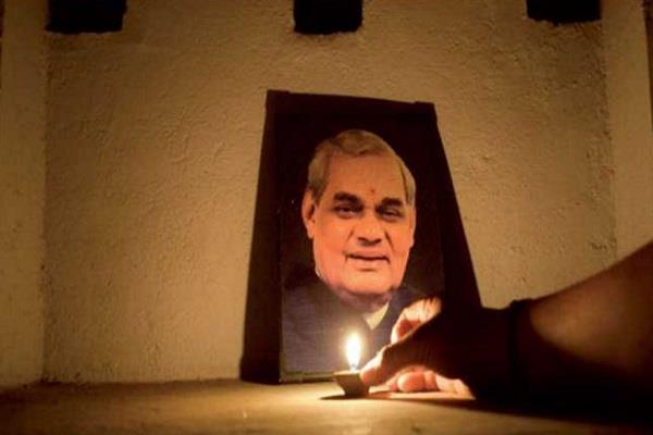 ವಾಜಪೇಯಿಗೆ ಮಂದಿರ: ಅಲ್ಲಿ ದಿನಾಲೂ ಪೂಜೆ