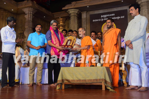 ಉಡುಪಿ ಶ್ರೀಕೃಷ್ಣಮಠಕ್ಕೆ  ಕೇಂದ್ರ  ರಕ್ಷಣಾ ಸಚಿವ ಪಾರಿಕ್ಕರ್ ಭೇಟಿ