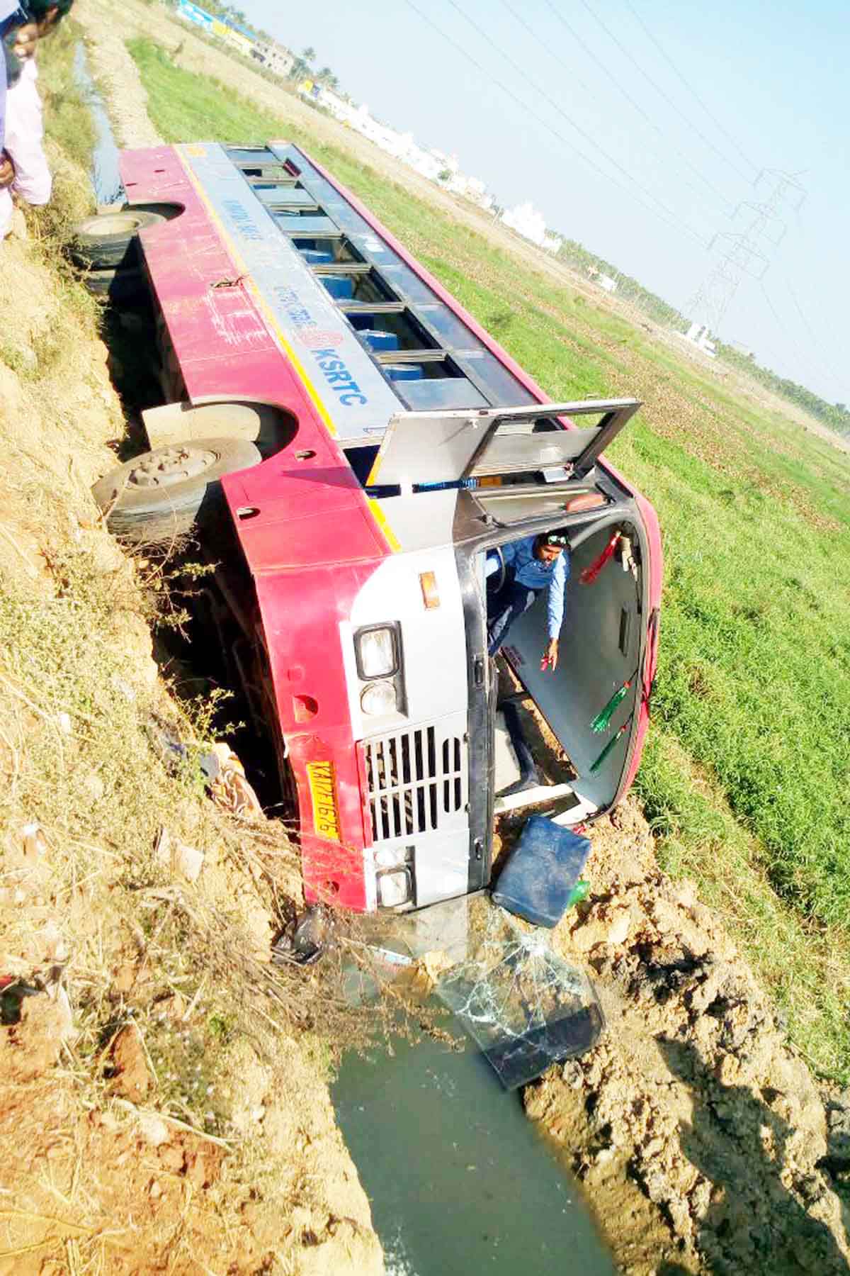 ಕೆರೆಗೆ ಉರುಳಿ ಬಿದ್ದ ಕೆಎಸ್ಸಾರ್ಟಿಸಿ ಬಸ್