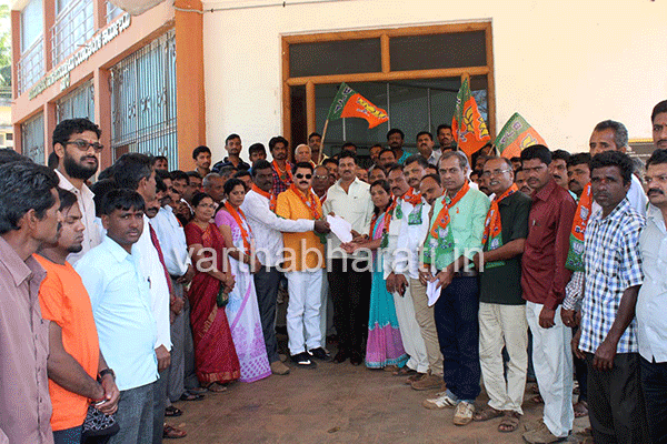 ಸಾಗರ: ಕೊಳವೆಬಾವಿ ಕೊರೆಸಲು ವಿಧಿಸಿರುವ ನಿರ್ಬಂಧದ ವಿರುದ್ಧ ಪ್ರತಿಭಟನೆ