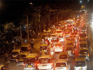 10 ಲ.ರೂ.ಗೂ ಅಧಿಕ ಆದಾಯವಿರುವವರ ಸಂಖ್ಯೆ 24 ಲಕ್ಷ, ಆದರೆ ವಾರ್ಷಿಕ ಖರೀದಿಯಾಗುತ್ತಿರುವ ಕಾರುಗಳು 25 ಲಕ್ಷ!