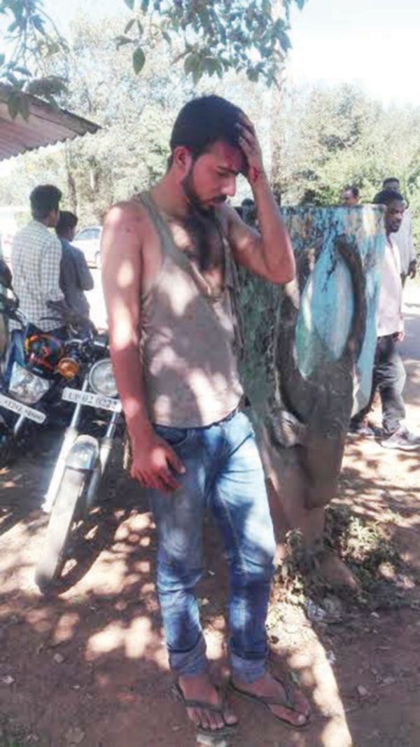 ಸ್ನೇಹಿತೆಯೊಂದಿಗೆ ಸುತ್ತಾಡಿದ ಆರೋಪ  : ಬಜರಂಗಿಗಳಿಂದ ಯುವಕರಿಬ್ಬರಿಗೆ ಹಲ್ಲೆ