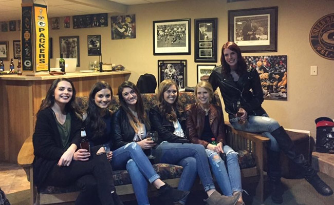 ಈ ಆರು ಗೆಳತಿಯರ ಚಿತ್ರದಲ್ಲಿ ಅತ್ಯಂತ ವಿಚಿತ್ರ ವಿಷಯವೊಂದಿದೆ. ಕಂಡು ಹಿಡಿಯಬಲ್ಲೀರಾ...?