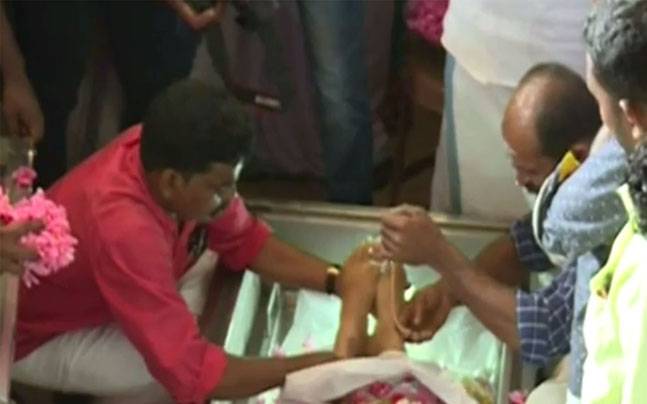 ತನ್ನ ಪುತ್ರಿಯ ಅಂತಿಮ ಸಂಸ್ಕಾರಕ್ಕೆ ಮೊದಲು ಆಕೆಯ ಆಸೆ ಈಡೇರಿಸಿದ ತಂದೆಯ ಜತೆ ಇಡೀ ಊರೇ ಕಣ್ಣೀರಿಟ್ಟಿತು!