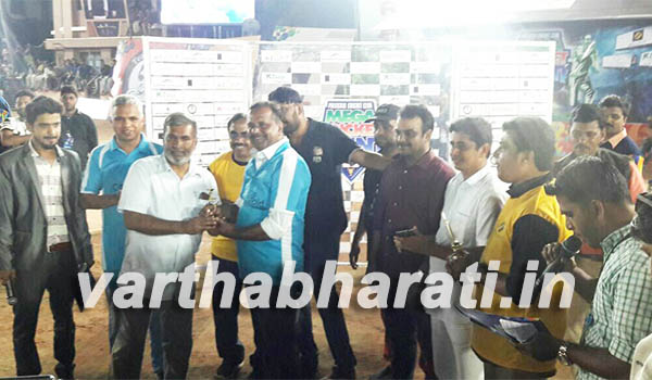 ಸಚಿವ ಯು.ಟಿ ಖಾದರ್ ಭರ್ಜರಿ ಬ್ಯಾಟಿಂಗ್