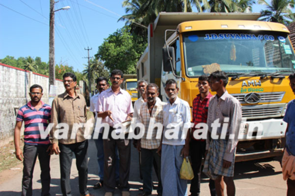 ಅಧಿಕ ಭಾರದ ಜಲ್ಲಿಕಲ್ಲು ಸಾಗಿಸುತ್ತಿದ್ದ ಟಿಪ್ಪರ್‌ಗಳಿಗೆ ಬೆಳ್ಳೆಚ್ಚಾರು ಗ್ರಾಮಸ್ಥರಿಂದ ತಡೆ