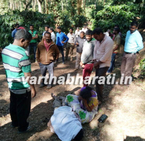 ಕಾಡಾನೆ ದಾಳಿಗೆ ಕಾರ್ಮಿಕ ಬಲಿ :  ಸ್ಥಳದಲ್ಲಿ ಮೃತದೇಹವಿಟ್ಟು ಪ್ರತಿಭಟನೆ