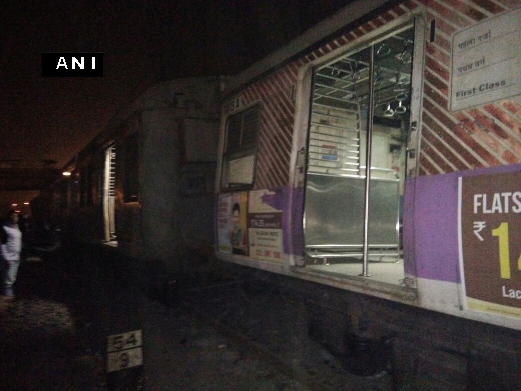 ಹಳಿ ತಪ್ಪಿದ ಮುಂಬೈ ಲೋಕಲ್ ರೈಲು