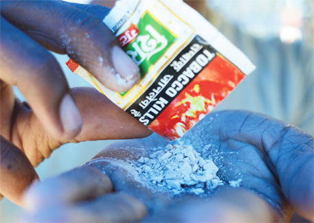 ನಿಷೇಧದ ಹೊರತಾಗಿಯೂ ತಂಬಾಕು ದಾಸ್ತಾನು: ಅಂಗಡಿಗಳ ಮೇಲೆ ಅಧಿಕಾರಿಗಳ ದಾಳಿ