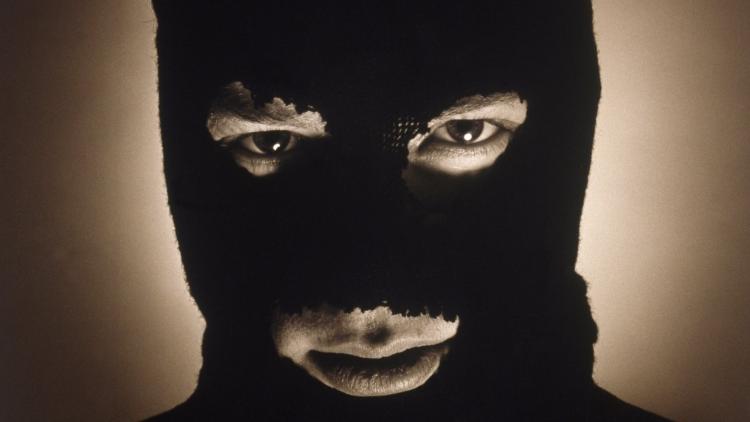 ನಕ್ಸಲರ ವೇಷ ಹಾಕಿ ವೃದ್ಧ ದಂಪತಿಯ ದರೋಡೆ !