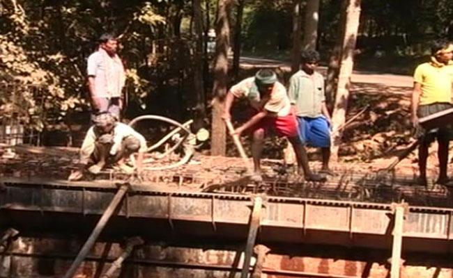 ನೋಟಿನ ಏಟು: ನಿರ್ಮಾಣ ಕಾಮಗಾರಿ ನಿಲ್ಲಿಸಿದ ಬಸ್ತಾರ್ ಕಾರ್ಮಿಕರು!