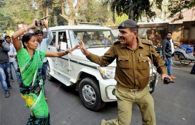 ರಸ್ತೆ ಮಧ್ಯೆ ಪೊಲೀಸನಿಗೆ ಚಪ್ಪಲಿಯಿಂದ ಹೊಡೆದ ಮಹಿಳೆ: ವೀಡಿಯೊ ನೋಡಿ