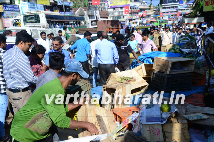 ​ನಗರದ ಸ್ಟೇಟ್ ಬ್ಯಾಂಕ್ ಬಳಿ ಬೀದಿ ಬದಿ ವ್ಯಾಪಾರಿಗಳ ತೆರವು