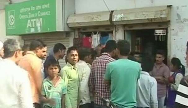 ಹಣ ಸಿಗಲಿಲ್ಲ, ಓರಿಯಂಟಲ್ ಬ್ಯಾಂಕ್‌ನ ಬೋರ್ಡ್ ಕಿತ್ತುಹಾಕಿ ದಾಂಧಲೆಗಿಳಿದ ಗ್ರಾಮಸ್ಥರು !