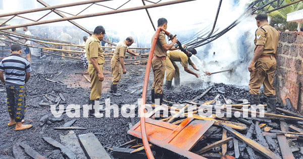 ಕಾಸರಗೋಡು: ಪೀಠೋಪಕರಣ ತಯಾರಿ ಘಟಕಕ್ಕೆ ಬೆಂಕಿ ತಗಲಿ ಲಕ್ಷಾಂತರ ರೂ.  ನಷ್ಟ