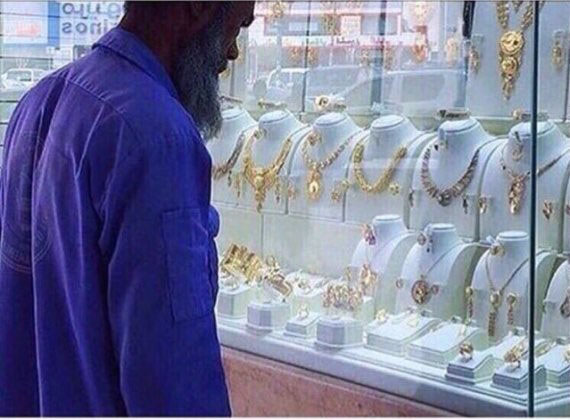 ಚಿನ್ನಾಭರಣ ನೋಡುತ್ತಿದ್ದ ಕ್ಲೀನರ್‌ನನ್ನು ಮೂದಲಿಸಿದರು...ಬಳಿಕ ಏನಾಯಿತು ನೋಡಿ