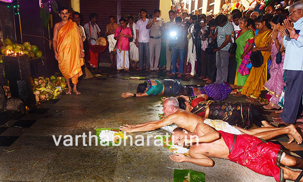 ಉಡುಪಿ ಶ್ರೀಕೃಷ್ಣ ಮಠದಲ್ಲಿ ಮಡೆಸ್ನಾನಕ್ಕೆ ಬದಲು ಎಡೆಸ್ನಾನ