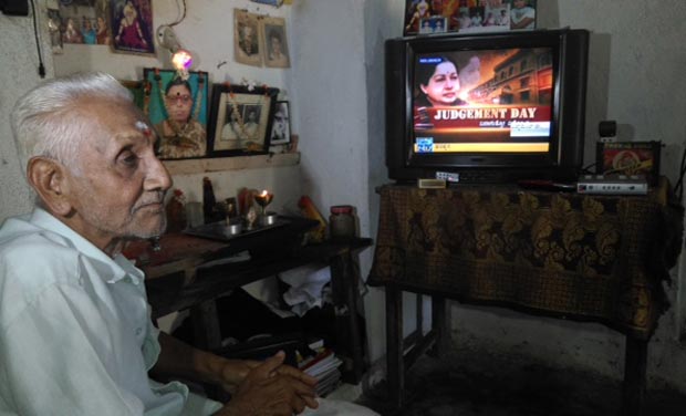 ತಿ.ನರಸೀಪುರದಲ್ಲಿ ಕಣ್ಣೀರಿಡುತ್ತಿರುವ ಜಯಲಲಿತಾ ಸಹೋದರ ವಾಸುದೇವನ್