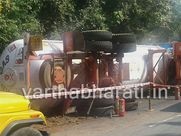 ಪೆರ್ಣೆ: ಗ್ಯಾಸ್ ಟ್ಯಾಂಕರ್ ಪಲ್ಟಿ