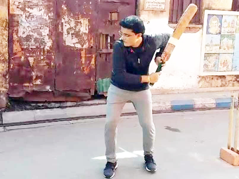 ಗಲ್ಲಿ ಕ್ರಿಕೆಟ್‌ನಲ್ಲಿ ಗಂಗುಲಿ ಬ್ಯಾಟಿಂಗ್