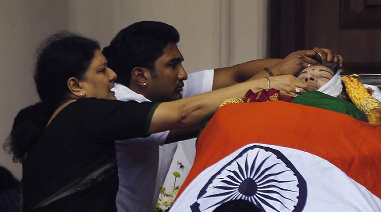 ಜಯಾ ನಿಧನದ ಬಳಿಕ ಎದ್ದು ಕಾಣಿಸಿದ ಶಶಿಕಲಾರ ಪ್ರಬಲ ವ್ಯಕ್ತಿತ್ವ