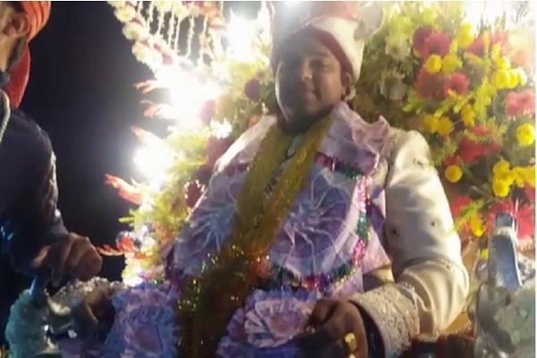 2000ರೂ. ನೋಟುಗಳ ಹಾರ ಹಾಕಿ ಬಂದ ಮದುಮಗ: ಜನ ಕಂಗಾಲು