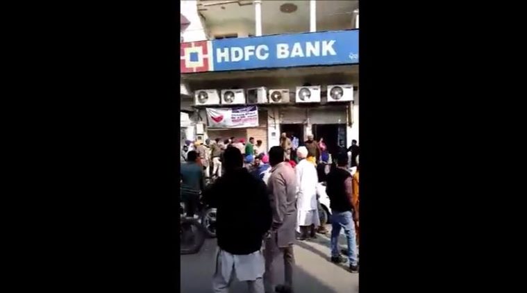 ಜನರನ್ನು ನಿಯಂತ್ರಿಸಲು ಗಾಳಿಯಲ್ಲಿ ಗುಂಡು ಹಾರಿಸಿದ ಬ್ಯಾಂಕ್ ಗಾರ್ಡ್ !