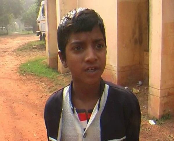 ಪಾಠ ಪುಸ್ತಕದಲ್ಲಿ ಹೆಸರು ಬರೆದದ್ದಕ್ಕೆ ಬಾಲಕನನ್ನು ತಲೆಕೆಳಗೆ ಮಾಡಿ ನೇತಾಡಿಸಿದ ಶಿಕ್ಷಕ