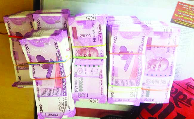 ಗುತ್ತಿಗೆದಾರನ ಬಳಿ ಭಾರೀ ಪ್ರಮಾಣದ ಹೊಸ ನೋಟು ಪತ್ತೆ?