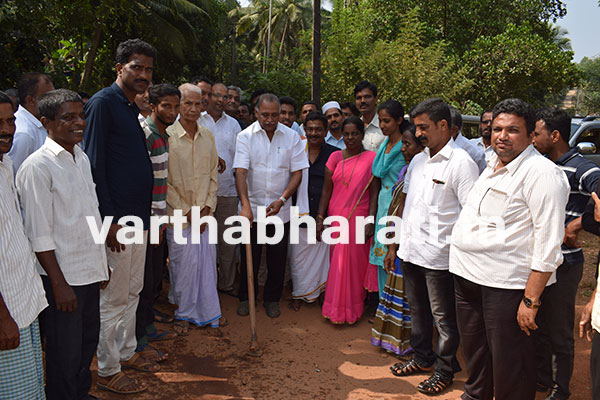 ಸುರತ್ಕಲ್: ಸಾರ್ವಜನಿಕ ರಸ್ತೆಗೆ ಗುದ್ದಲಿ ಪೂಜೆ