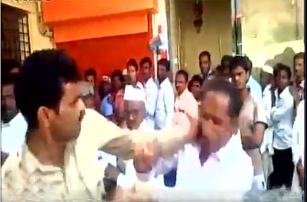 ಬ್ಯಾಂಕ್ ಕ್ಯೂನಲ್ಲಿ ನಿಂತಿದ್ದ ನಿವೃತ್ತ ಸೈನಿಕನಿಗೆ ಪೊಲೀಸನಿಂದ ಕ್ರೂರ ಥಳಿತ