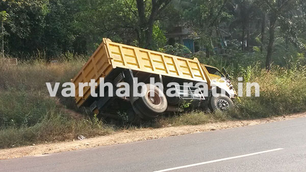 ಚಾಲಕನ ನಿಯಂತ್ರಣ ತಪ್ಪಿ ಚರಂಡಿಗೆ ಉರುಳಿದ ಟಿಪ್ಪರ್ ಲಾರಿ